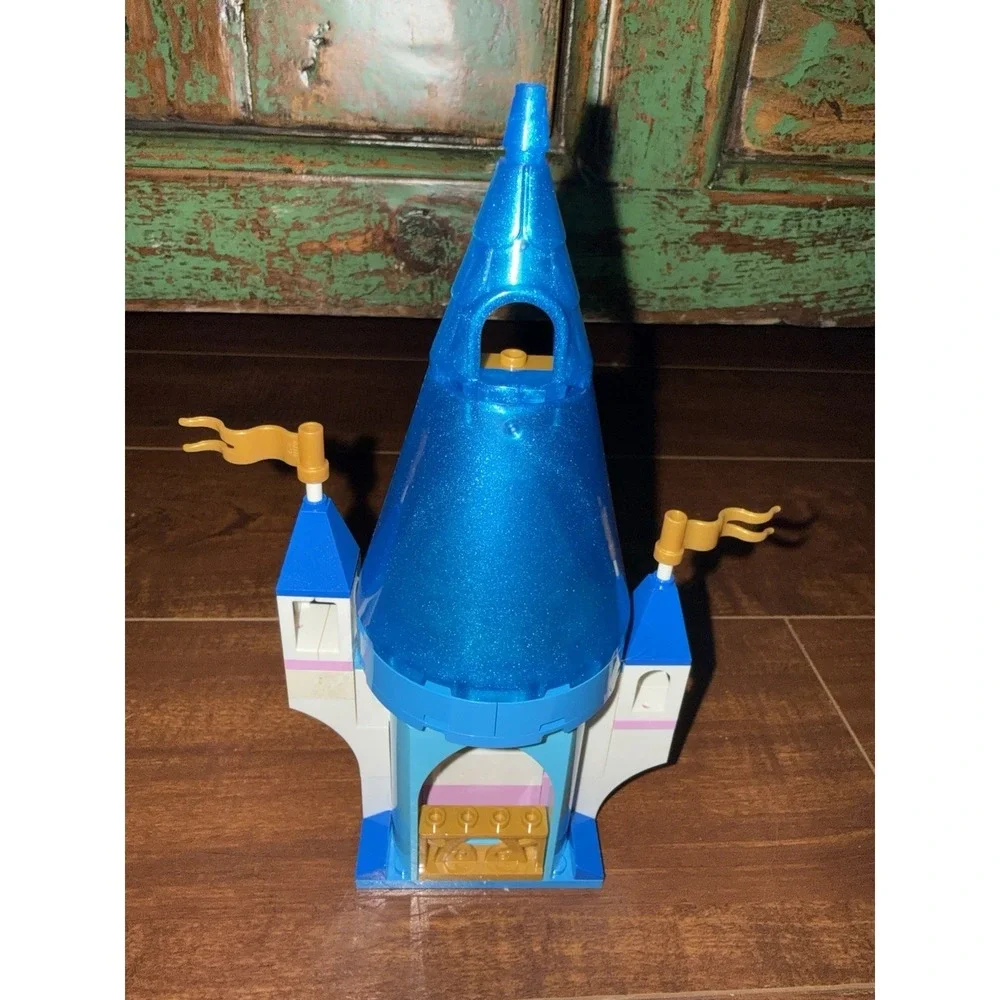 LEGO Disney 43206 Cinderella and Prince Charming's Castle READ DESCRIPTION